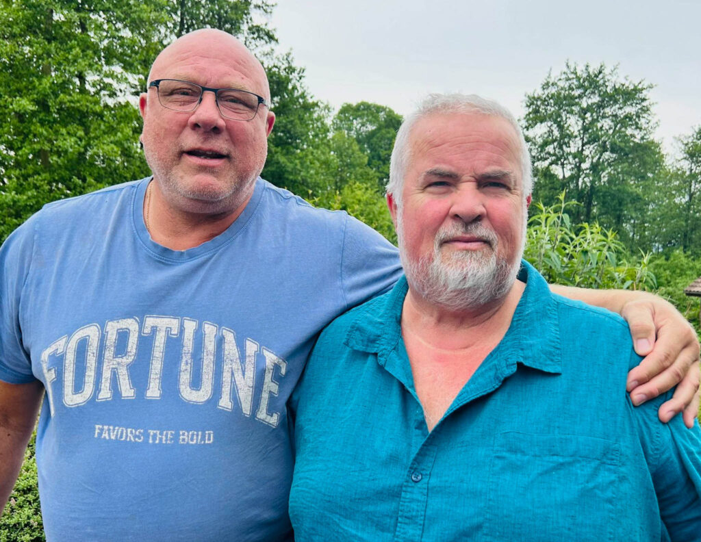 To venner laver et ugentligt måltid til socialt udsatte