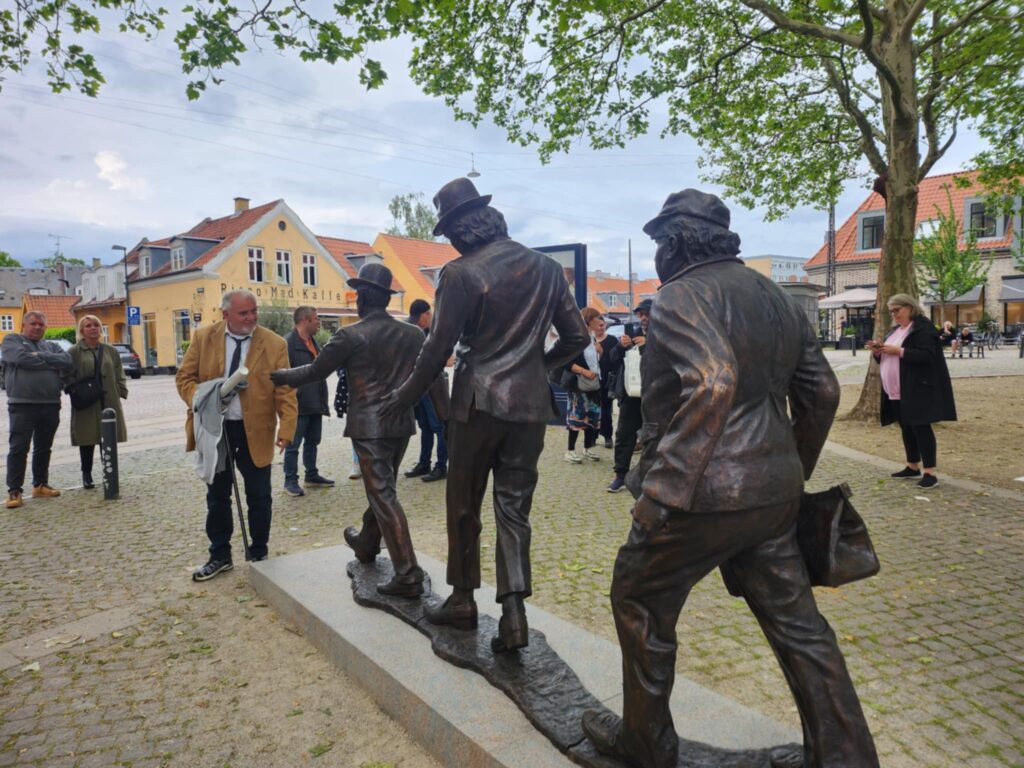 Allan Breckling med til afsløringen af Olsen Banden-skulptur