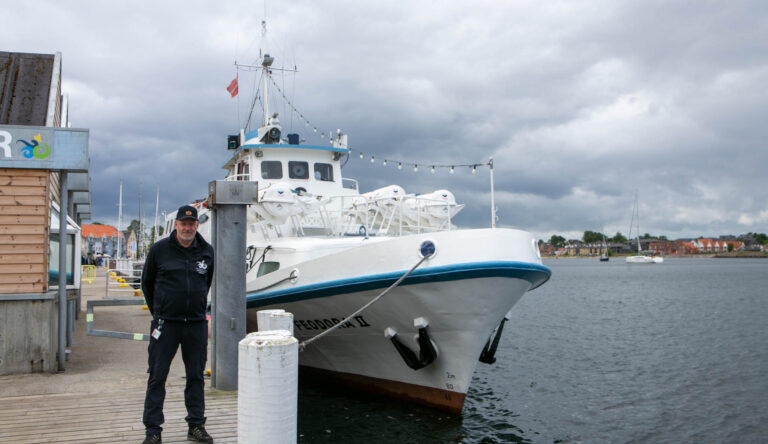Kaptajnen på Feodora nyder der er svaler med unger ombord