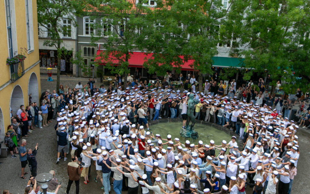 Studenterne fejrer deres huer med dans omkring Alspigen