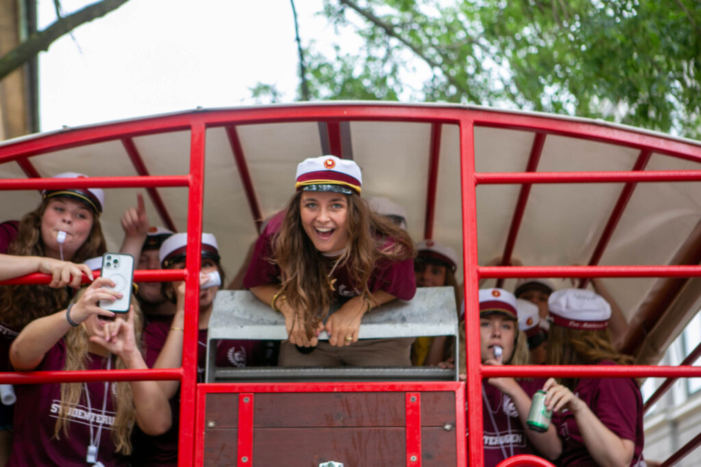 Studenterne kører rundt og fejrer huerne