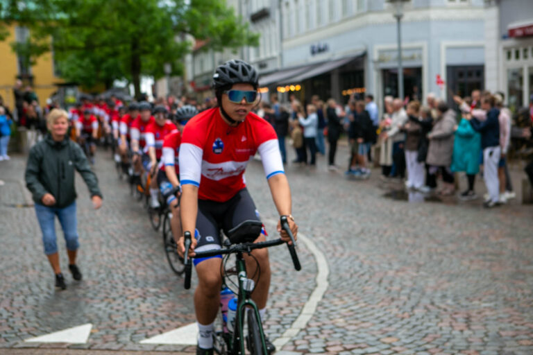 31 unge cykler mod toppen af Alpes d’Huez