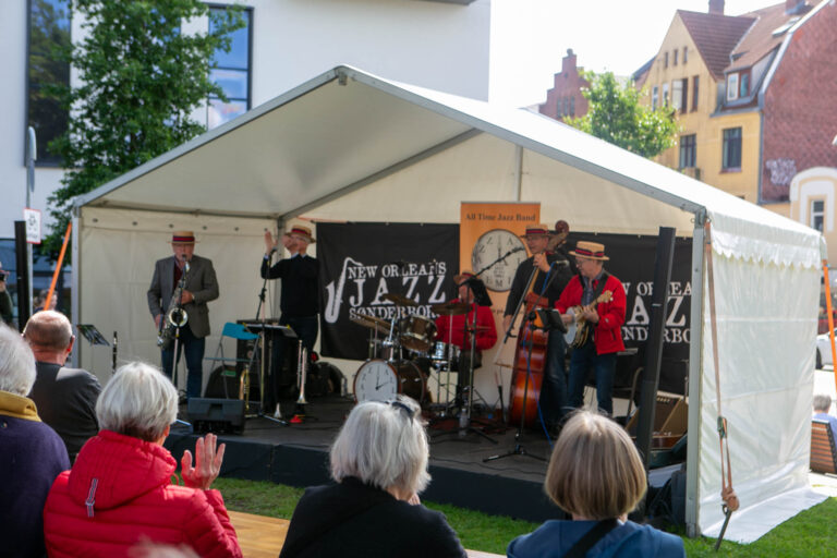 Flere timers glad musik i Apotekerhaven