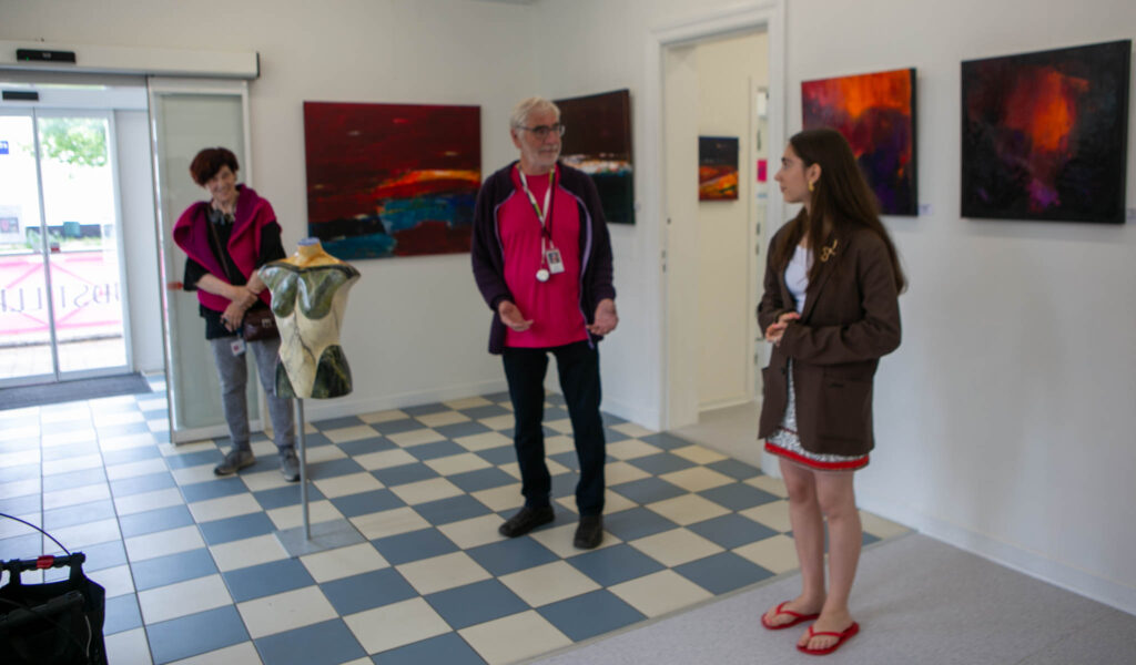 To erfarne og en helt ung kunstner udstiller i KunstPunkt