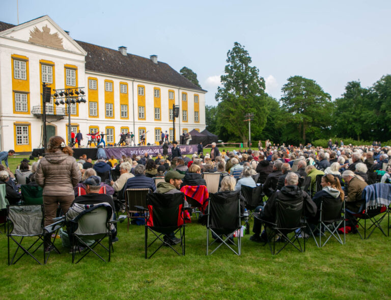 Scenearbejderne var klar med alt så danserne kunne varme op