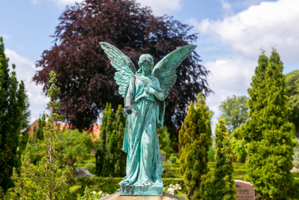 Gammelt Nyt: Kirkegårdsleder reddede englen på Sct. Mariekirkens kirkegård