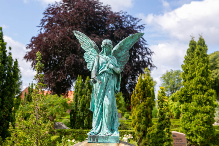Gammelt Nyt: Kirkegårdsleder reddede englen på Sct. Mariekirkens kirkegård