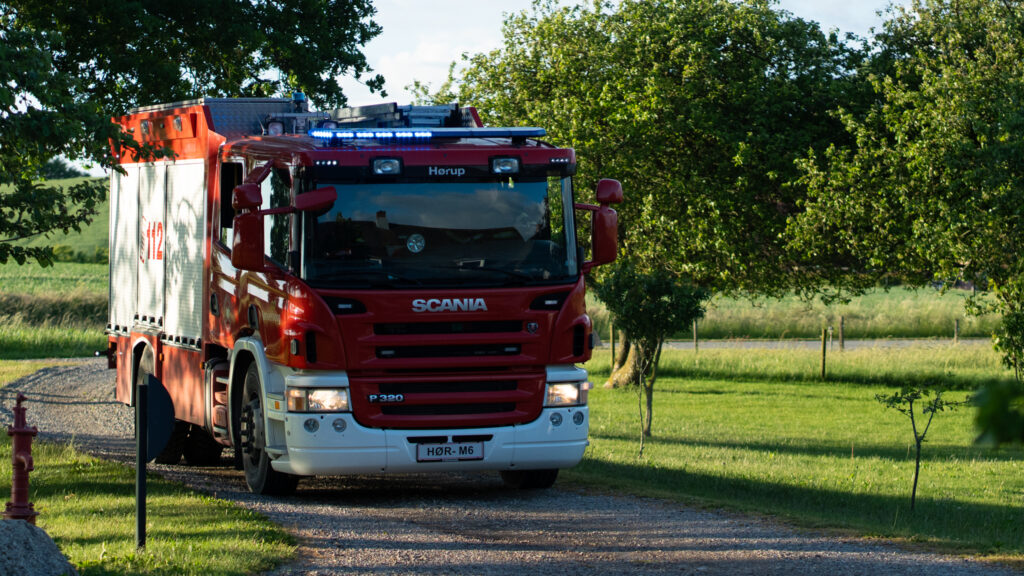 Ukrudtsbrænder startede mindre brand