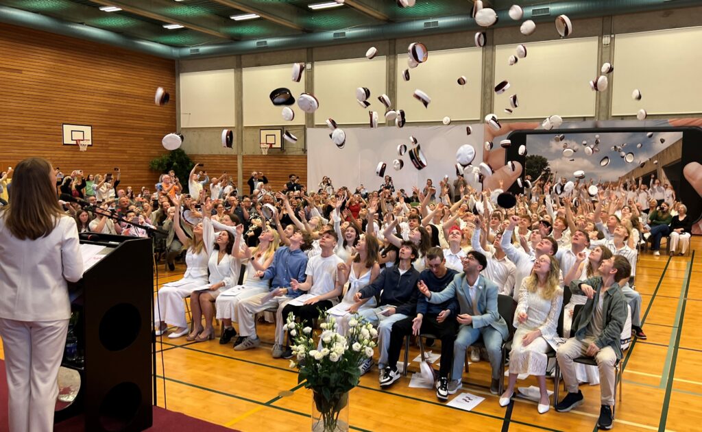 AGS: Fem klasser dimitteret med flotte resultater og festlig fejring 