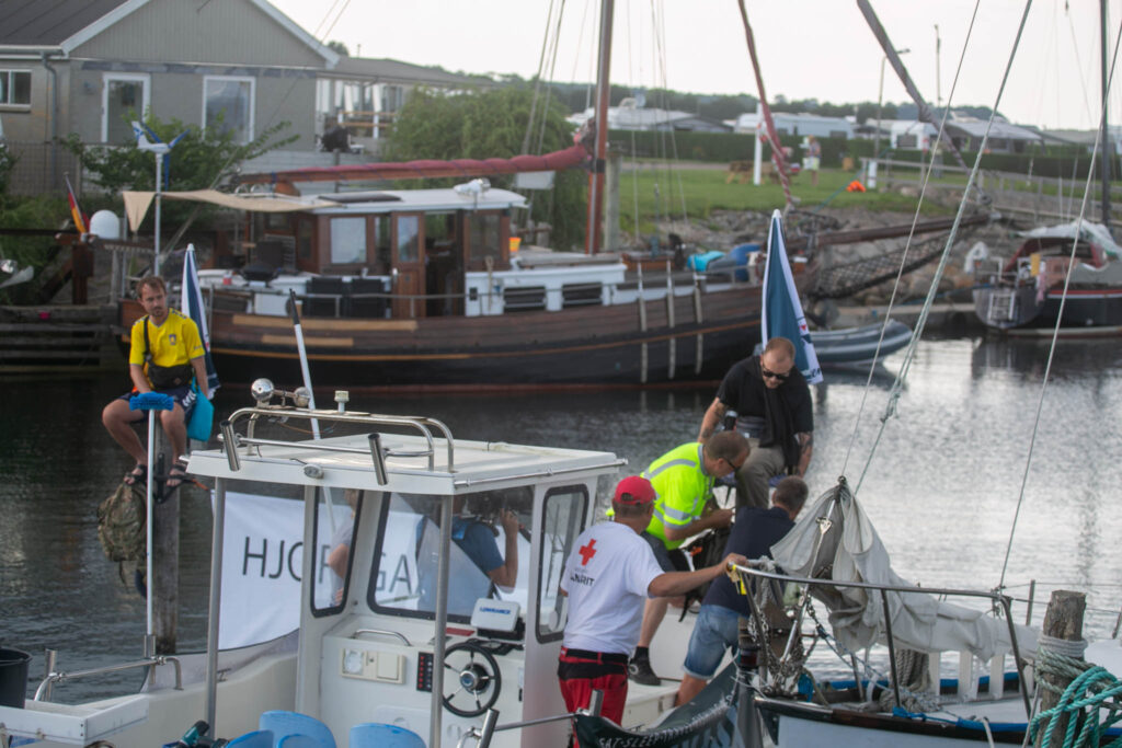 Der festes videre på havnen i Mommark
