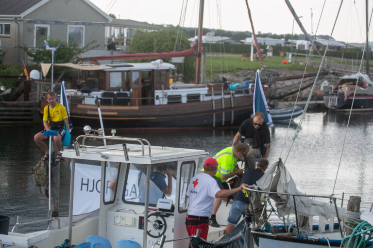 Der festes videre på havnen i Mommark