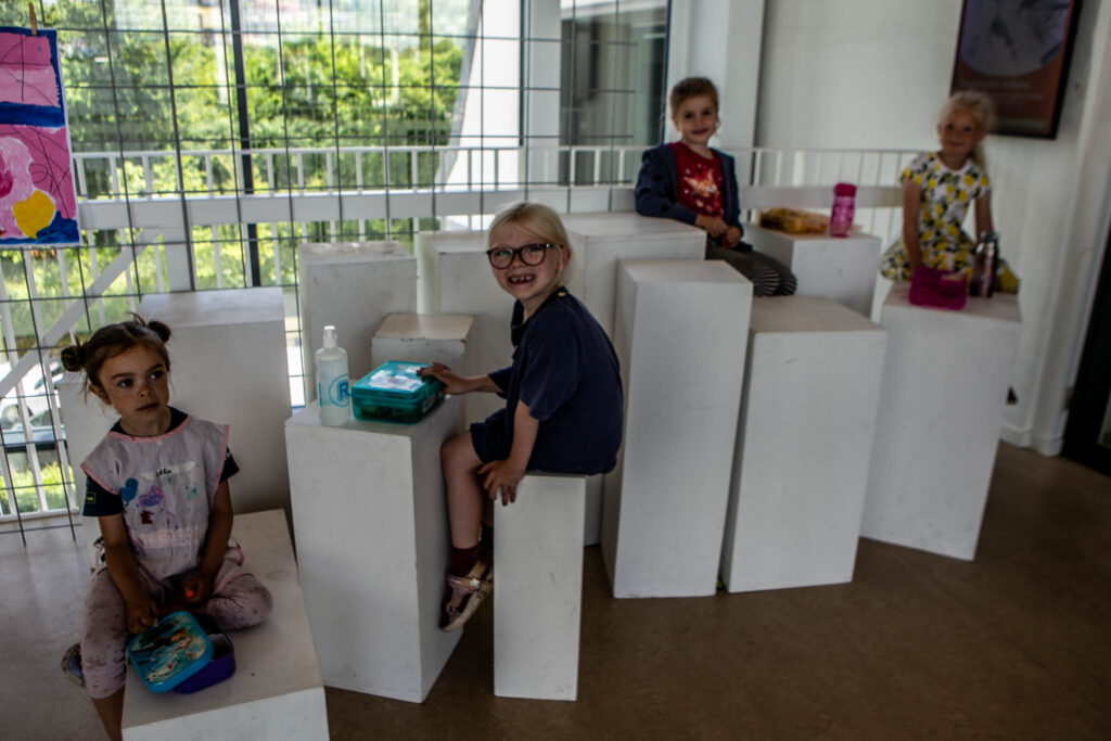 Kunstnerspirer lærer noget om former og farver