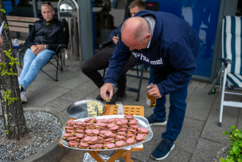 Tålmodige herrer i kø så de i sidste ende får en plads til Herrefrokosten