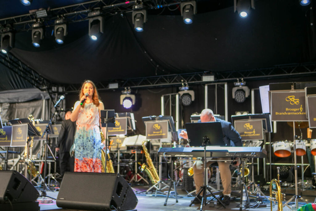 Amalie Dollerup sang for de ældre