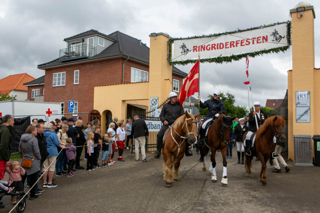 Ryttere og musikere kom fint gennem byen