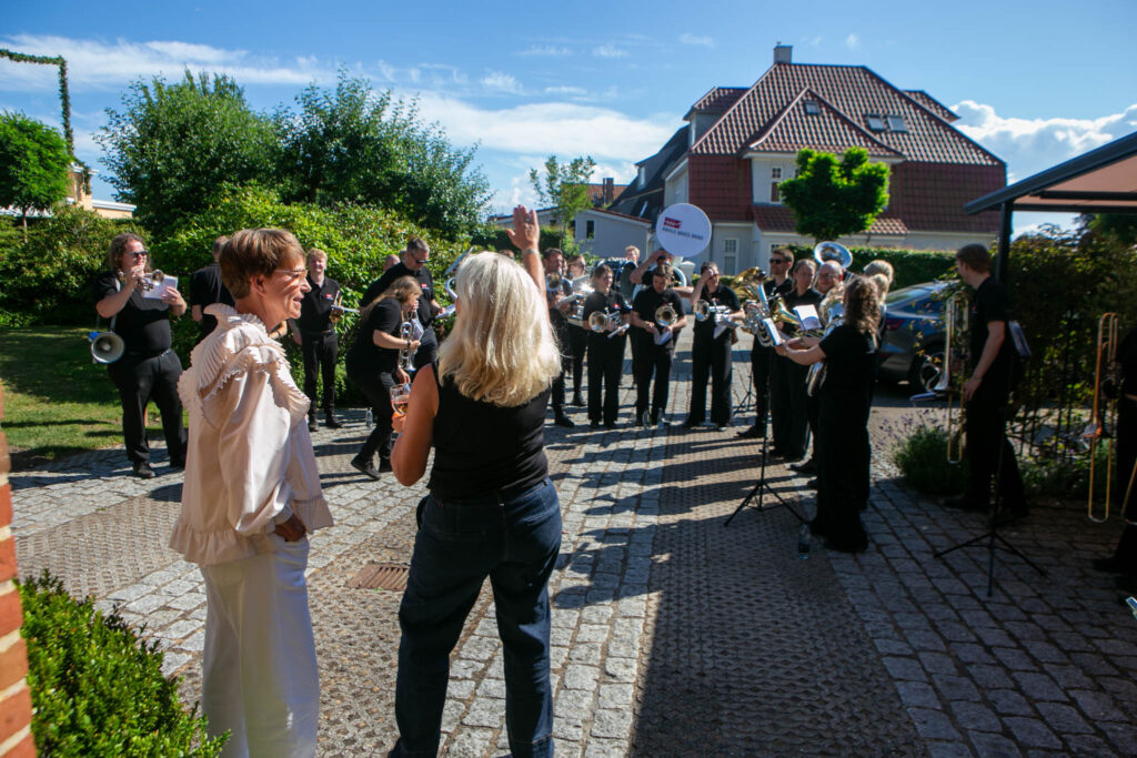 Kvinde-hygge i garagen – med kendisbesøg og go’ musik