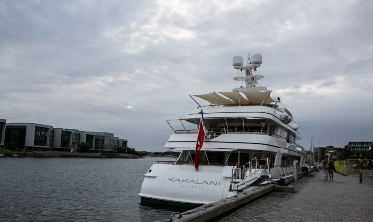 Luksusyacht ligger ved MulitiKulturhuset