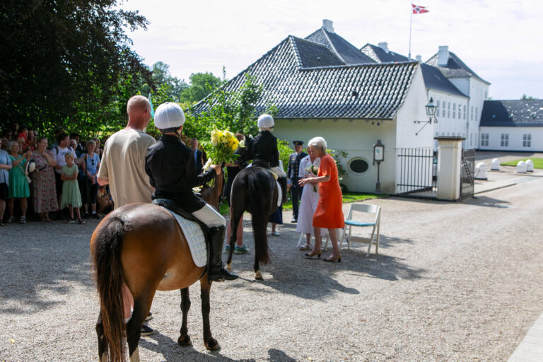 Dronning Margrethe og Benedikte fik blomster af ringriderne
