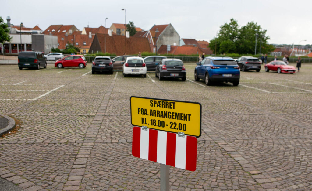 Mange bilister er ligeglade med de ikke må parkere på Kirketorvet