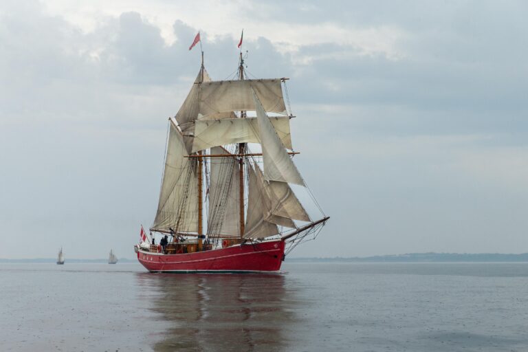 Tag med skonnerten på tur og hjælp med at sætte sejl