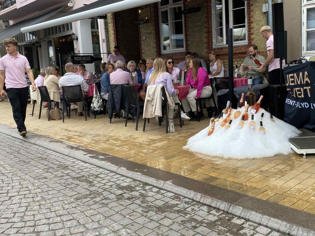 Mennesker mødes når Visselulles Vinbar har Roséfest