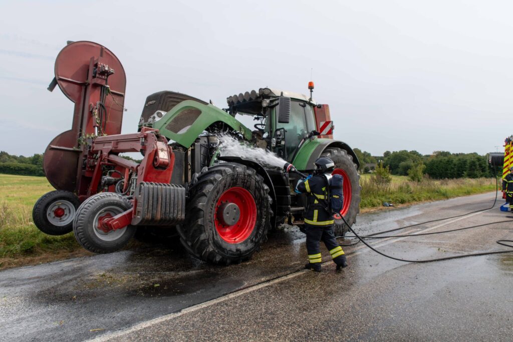 Brand i traktor