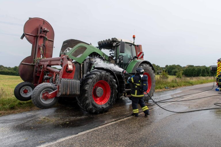 Brand i traktor