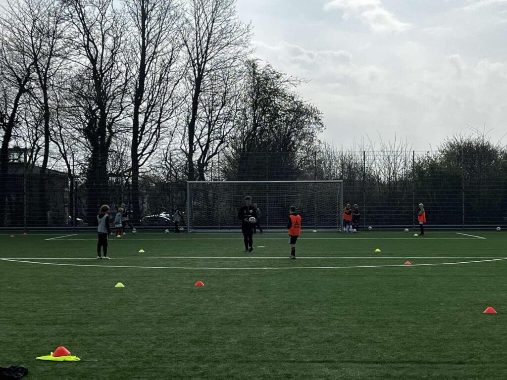 Fodboldbane lukket – fælles løsning skal sikre både idræt og nabohensyn