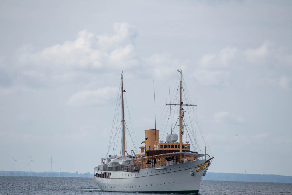 Pigekoret synger når Kongeskibet sejler fra havnen