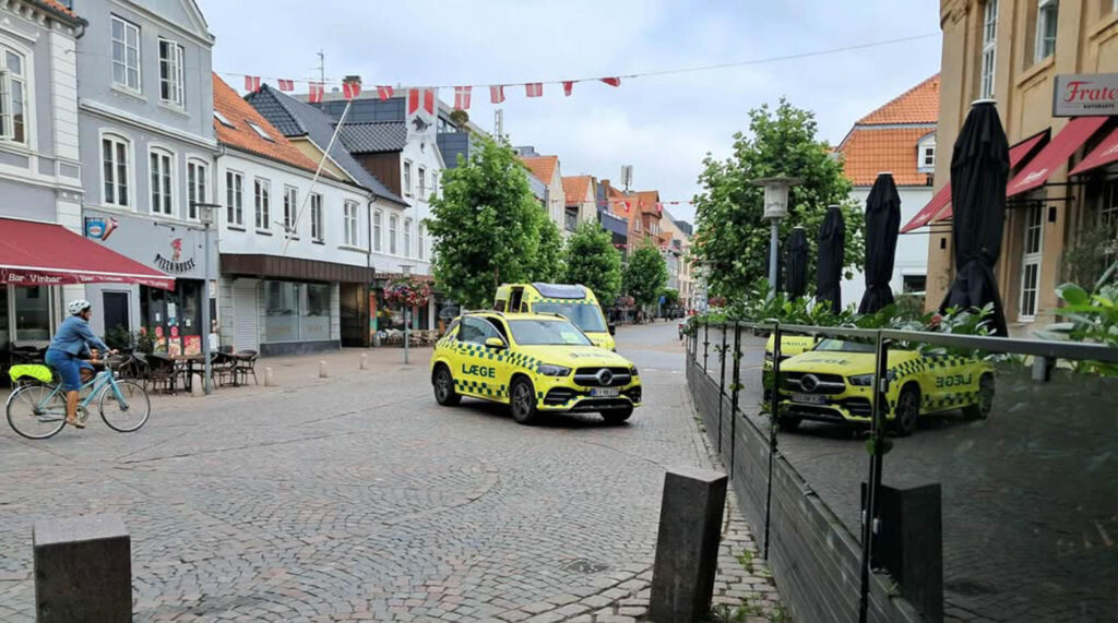 Kvindelig cyklist ramt af en bil