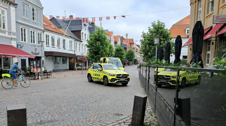 Kvindelig cyklist ramt af en bil