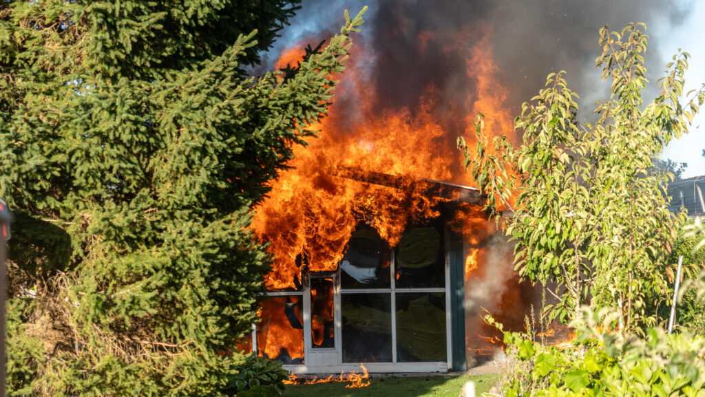 Mistanke om at brand skyldes brug af ukrudtsbrænder