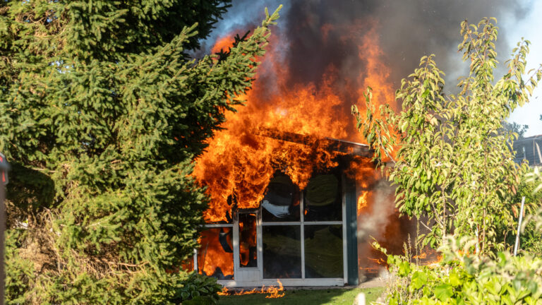 Mistanke om at brand skyldes brug af ukrudtsbrænder