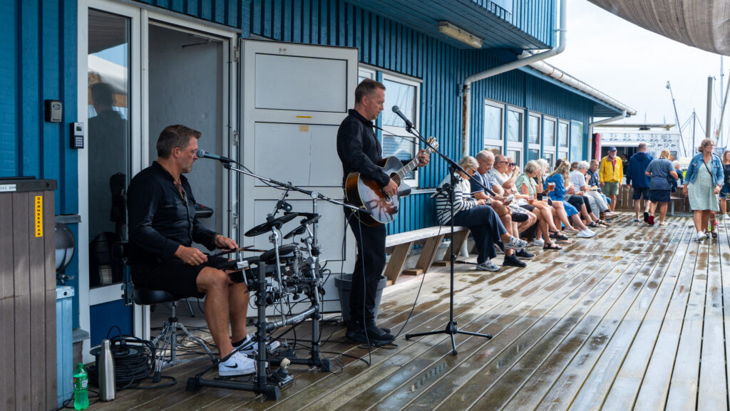 Fugtig Vogensen & Petersen-koncert på lystbådehavnens terrasse