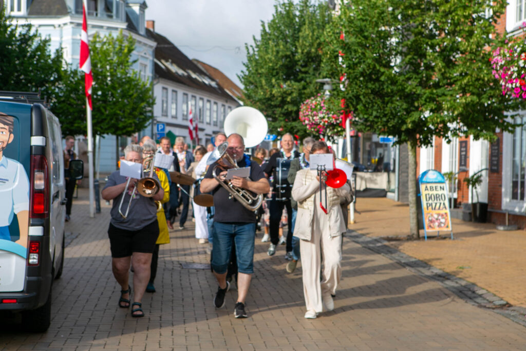 Torvedage med kongelig musik