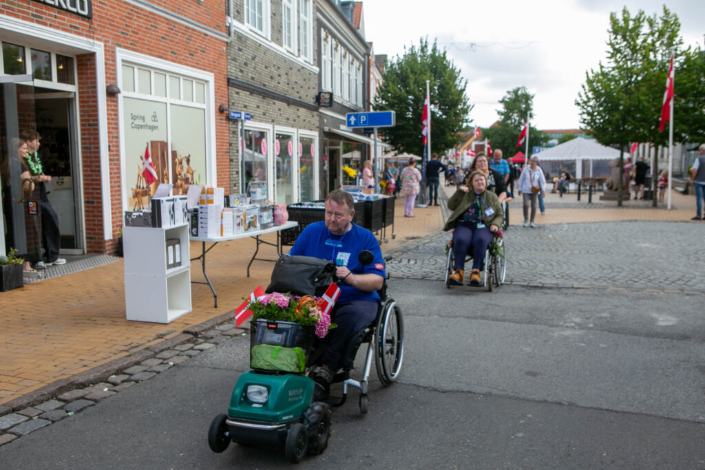 Kørestolsringridere i optog frem til galgen