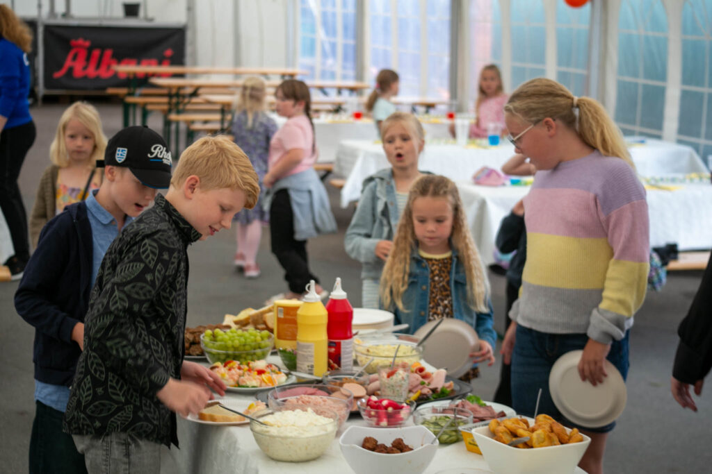 Børnene fik serveret god mad og tryllerier