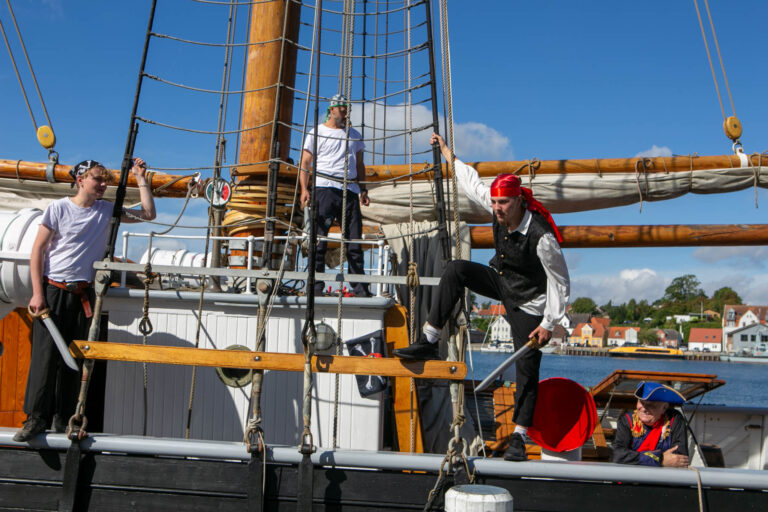 Larmende pirater fik en masse børn med ombord på deres skib