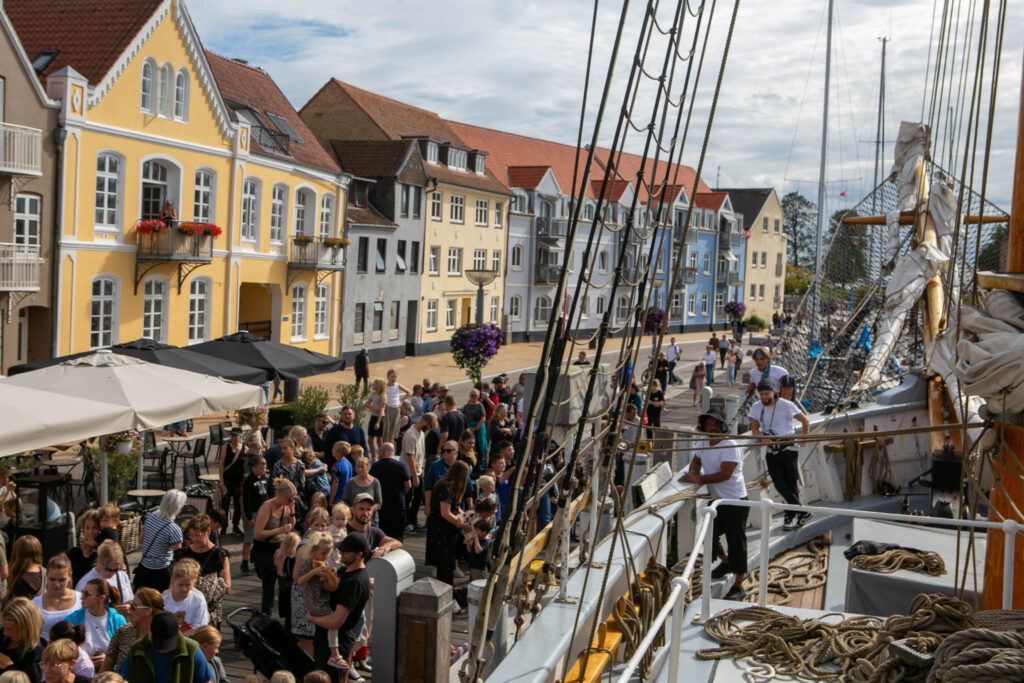 Piratskibets vigtigste opgave er at hjælpe unge mennesker