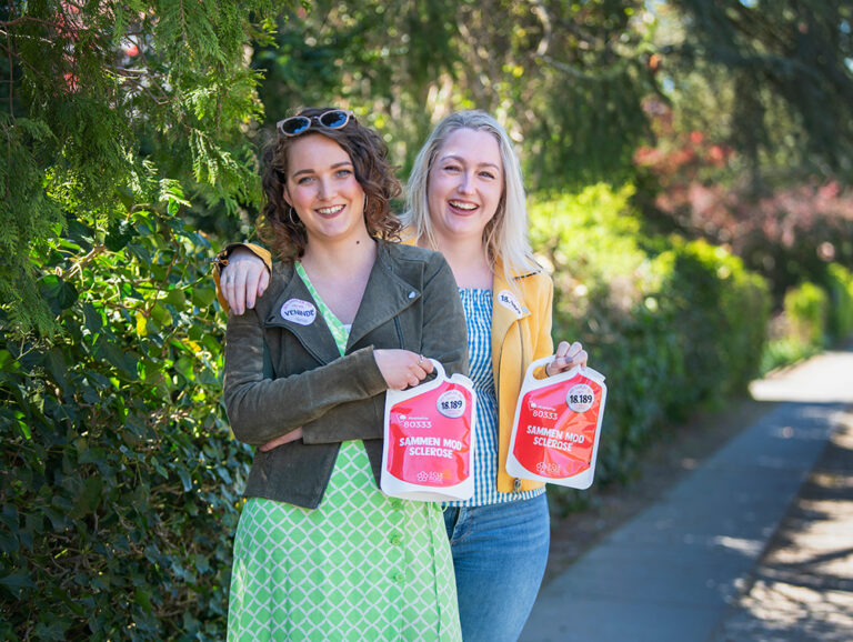 Frivillige hjælper med at pakke varer og sætter fokus på en vigtig sag