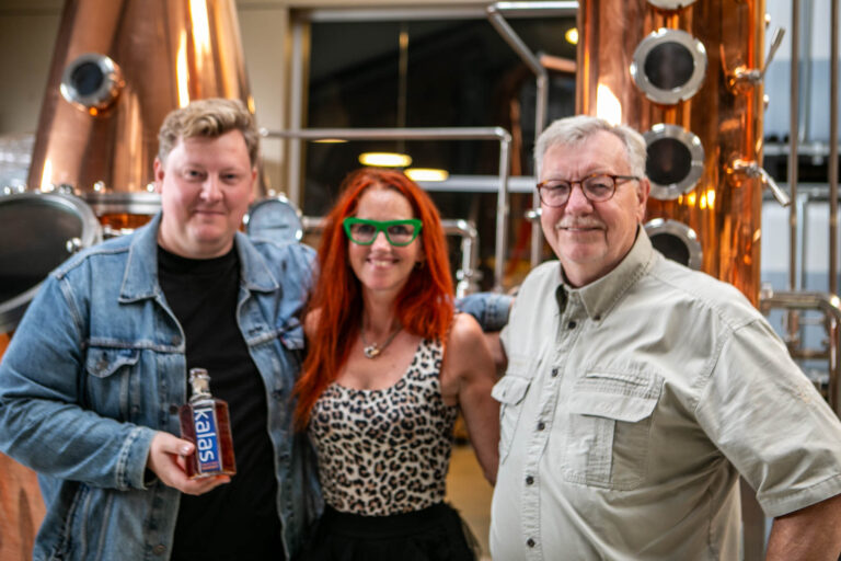 Destilleriet gav en stor donation til Lena Krag Schmidts Knæk Cancer-auktion