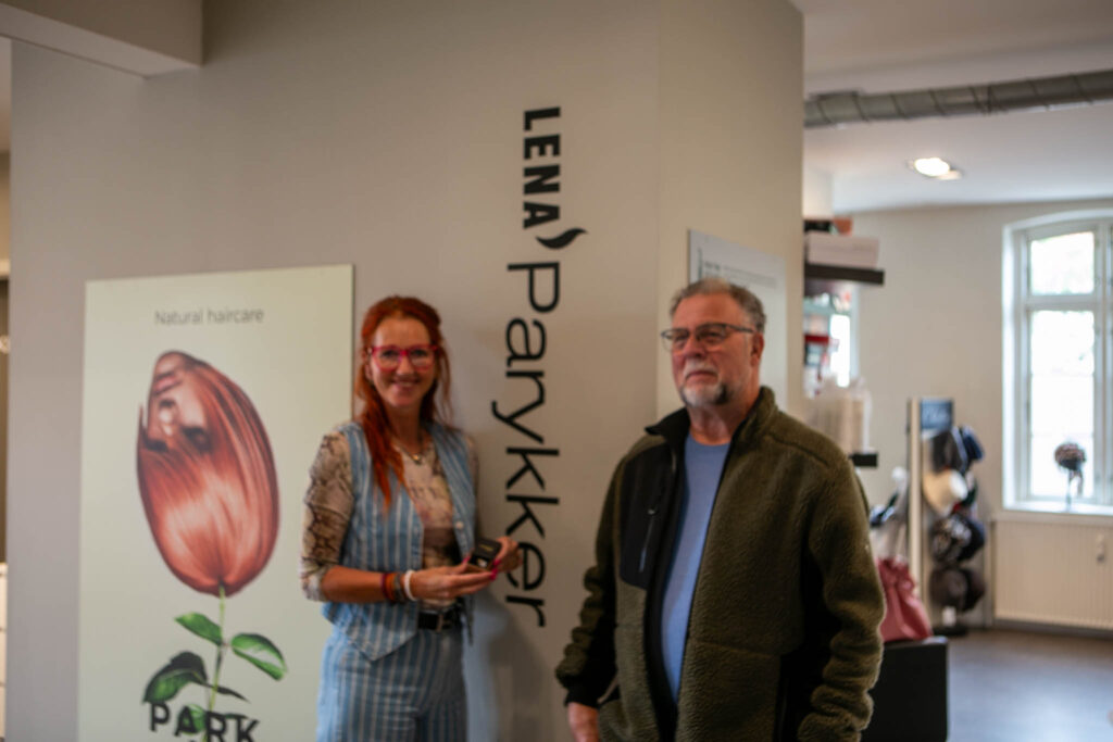 Kom med en flot guldring og gav den til Lena Krag Schmidts Knæk Cancer