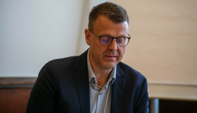 Stephanie Lose tager på plejehjemsbesøg