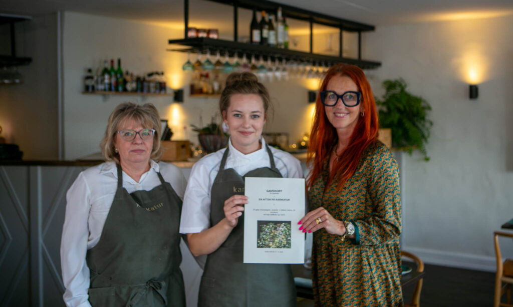 Karikatur og Outdoor i Centrum bakker op om Knæk Cancer