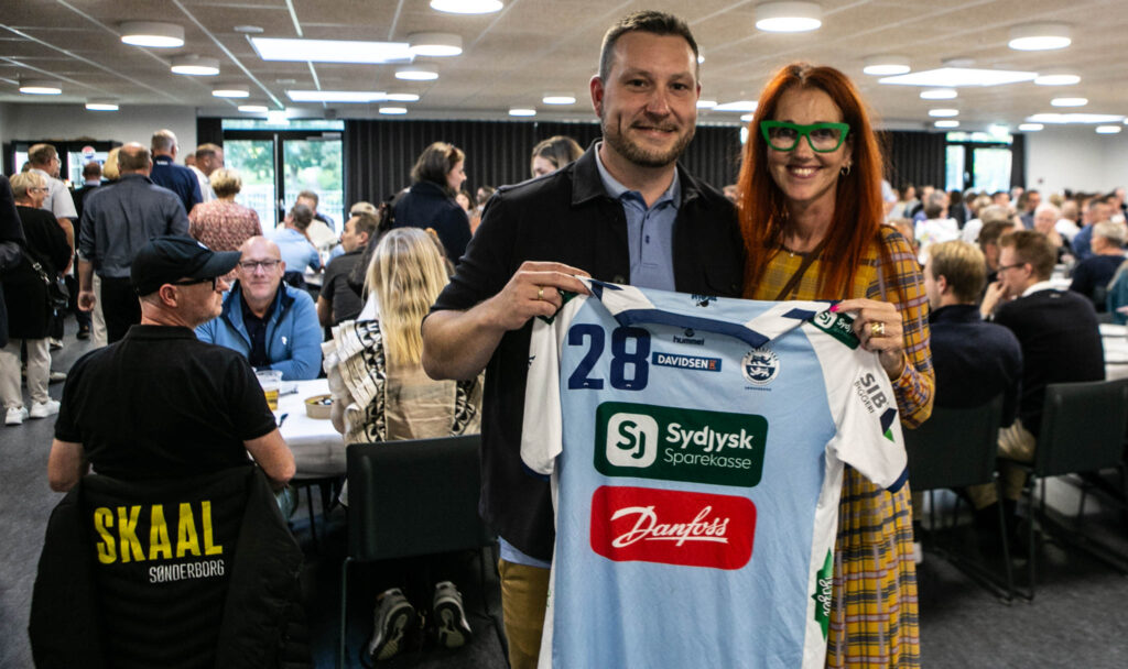 Trøje-auktion inden kampen mellem Sønderjyske og Aalborg