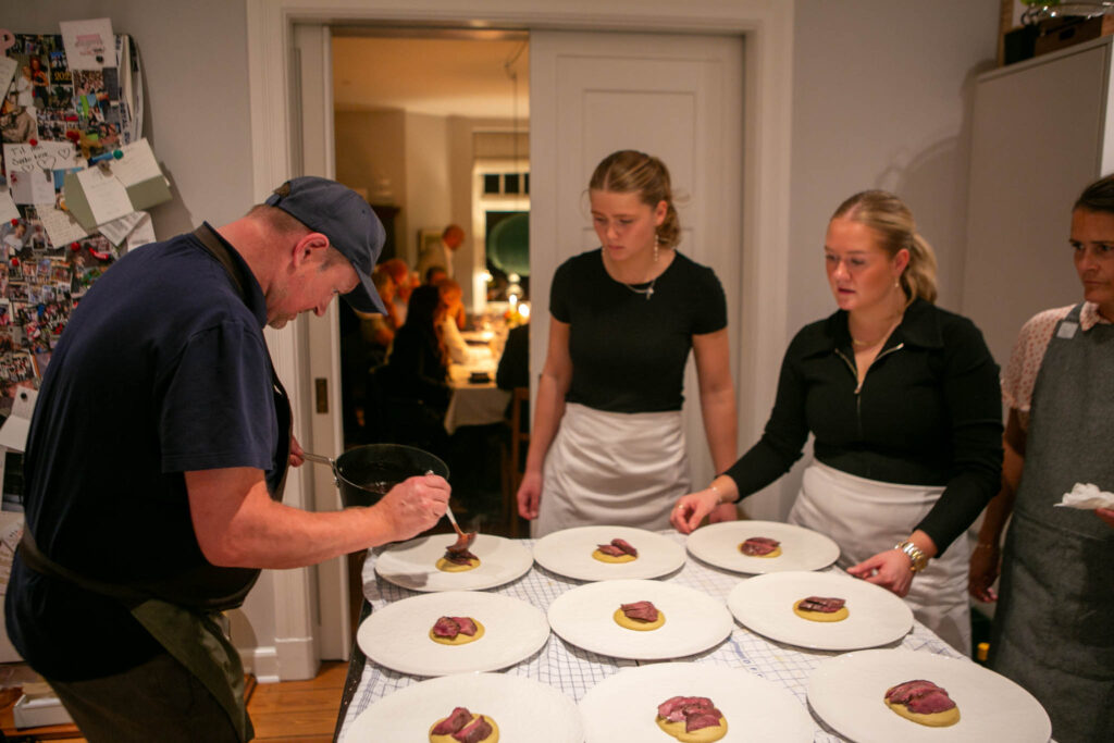 Jesper Koch med vildt flot donation til Park by Mens Cuts Knæk Cancer-auktion