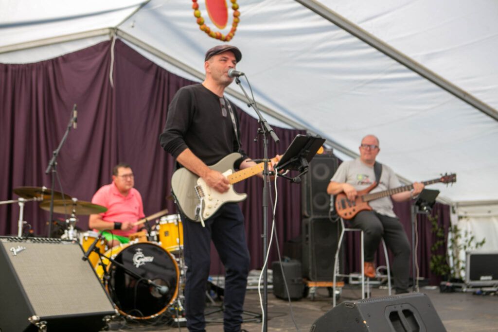 Æblekagekonkurrence, musik og masser af spændende boder