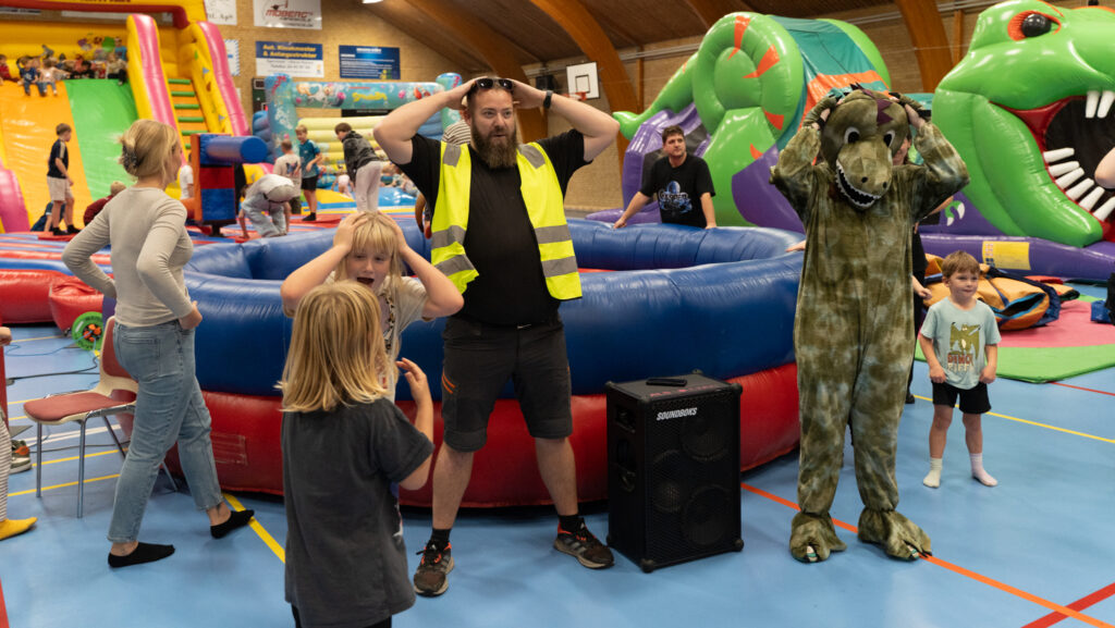 Masser af børn gav den fuld gas i Broager-hallen