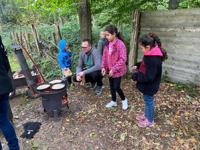 Red Barnet startede efterårsferien i skoven