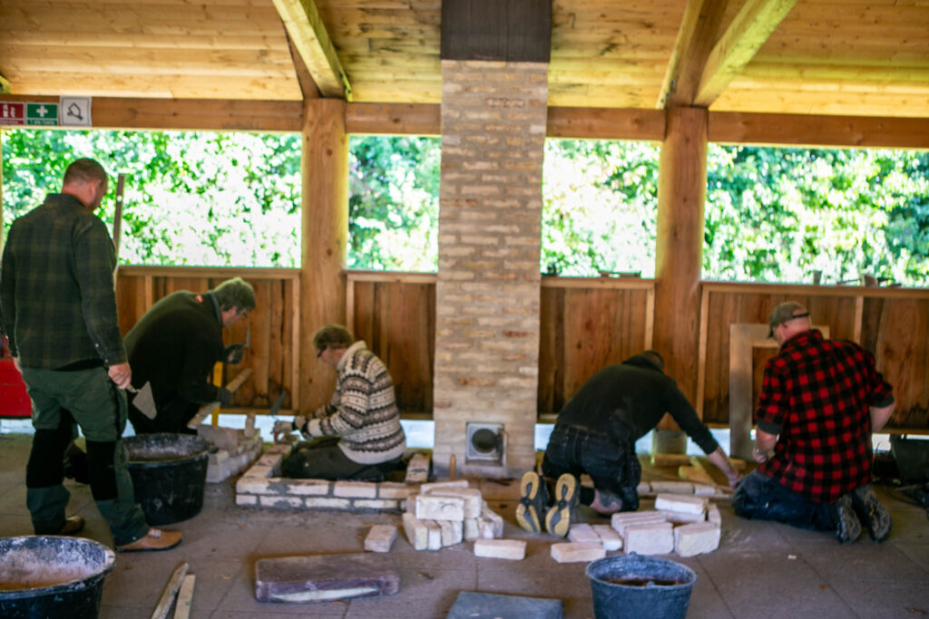 De lærer at bygge udekøkken med pizzaovn og komfur